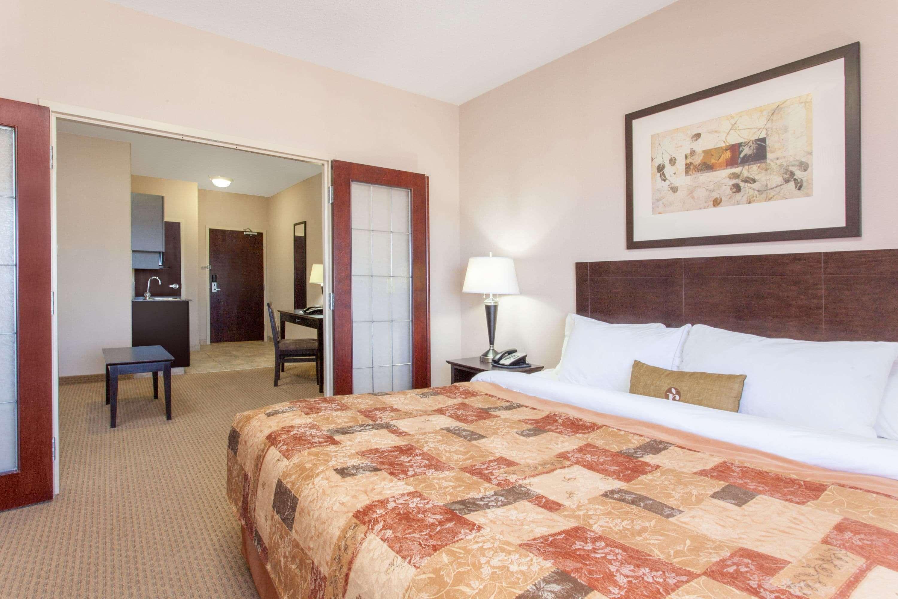 Hotel Ramada By Wyndham Brooks Exterior foto